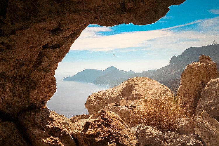 Aspri Petra (Beyaz Taş) Mağarası