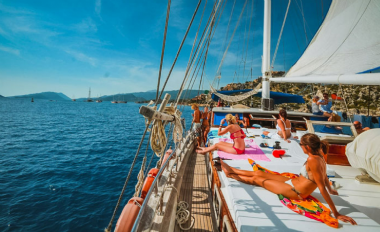 WYCIECZKA ŁODZIĄ AKBÜK Z OBIADEM